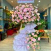 Kệ hoa cúc vàng, hướng dương nhỏ và hồng cam gói giấy hồng