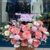 Giỏ mây hoa hồng cam, hồng phấn và cúc pompon tím