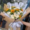 Bó hướng dương cam vàng và baby trắng gói giấy kem, nơ xanh dương
