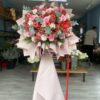 Kệ hoa hồng phấn, cẩm chướng đỏ và lá bạc gói giấy hồng nâu