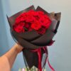 Bó hoa hồng đỏ gói giấy đen buộc ruy băng đỏ