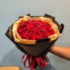 Bó hoa hồng đỏ nhung gói giấy kraft và giấy đen