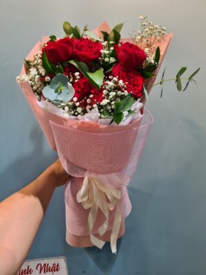 Bó hoa hồng đỏ phối baby trắng gói giấy hồng lưới