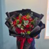 Bó hoa hồng đỏ phối lá bạc gói giấy đen cuộn