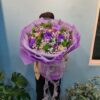 Bó hoa tông tím phối cúc họa mi trắng gói giấy tím