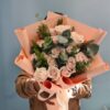 Bó hoa hồng phấn phối lá bạc gói giấy cam đào