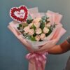 Bó hoa hồng phấn pastel cài thẻ tim Marry Me
