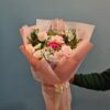 Bó hoa hồng phấn, cẩm chướng hồng gói giấy cam hồng