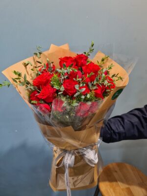 Bó hoa hồng đỏ cành lá xanh gói giấy kraft