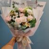 Bó hoa hồng phấn, ly trắng cài lá bạch đàn gói giấy trong