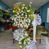 Kệ hoa chia buồn tông trắng vàng cài lá monstera trắng