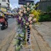 Kệ hoa hồng cam phối lan tím và lan vàng